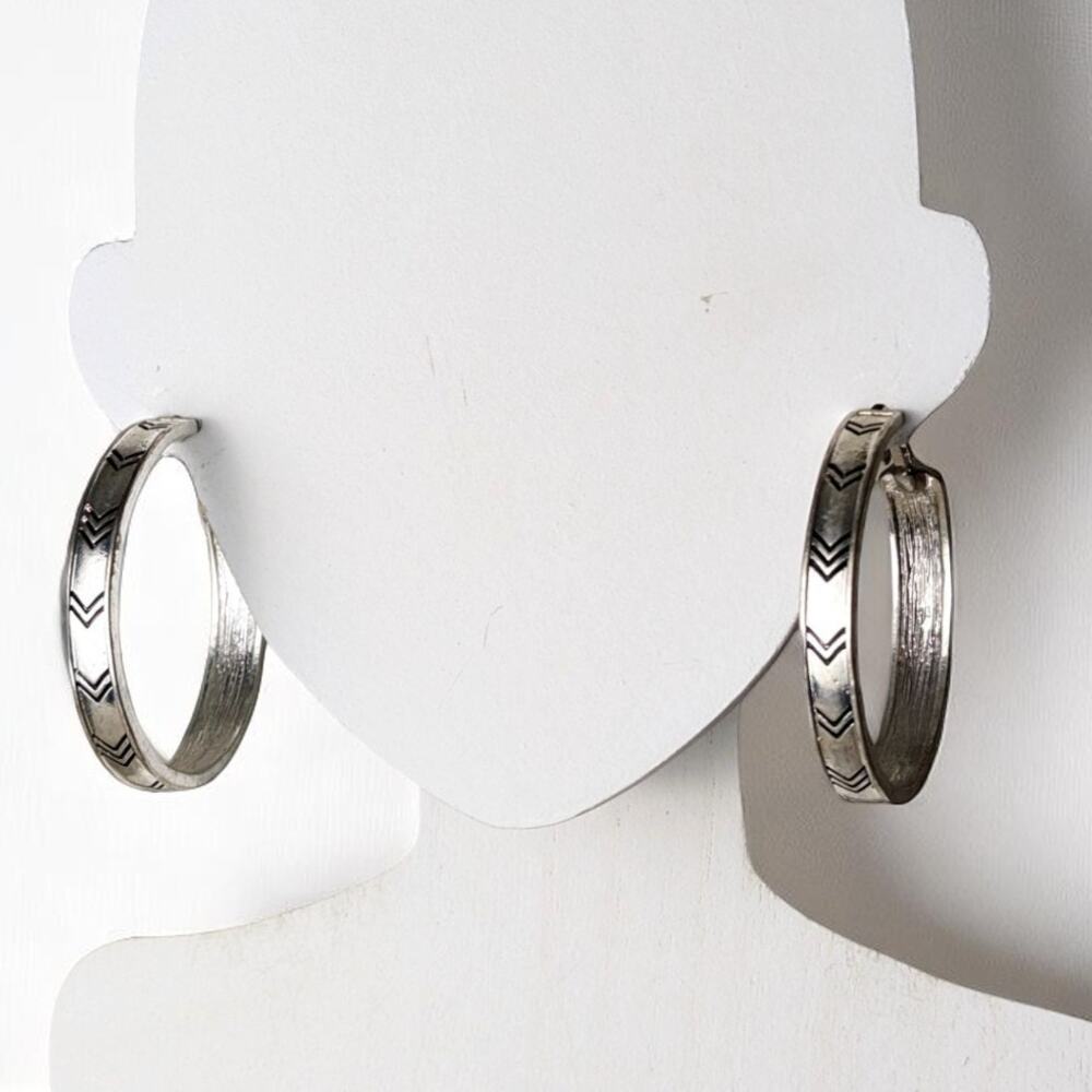 Silver Tone Fashion Trendy  Arrow Etched Hoop Earrings